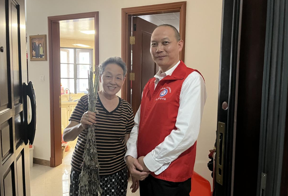 重湖社区：端午送福 “艾”暖人心