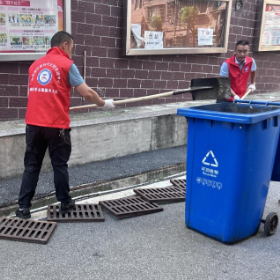 岳阳楼区城市管理督查考评中心每周 “打卡” 洞庭社区:卫生大扫除常态化,扮靓家园不停歇