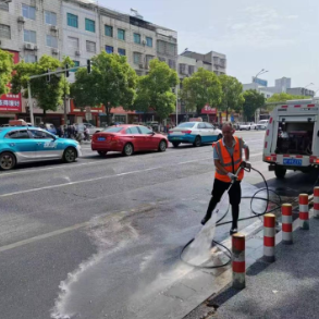 巧除油渍焕新貌 力护市容迎旅发