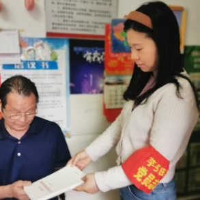 吕仙亭街道芋头田社区党委：送书到家 送学上门