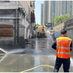 清淤行动净街巷 护城使命暖民心