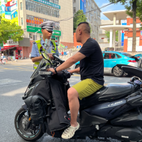 道路交通安全管理“百日攻坚”丨筑牢校园周边交通安全防护网   