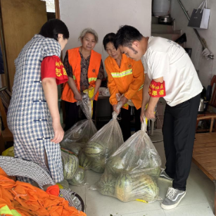 朝阳社区开展“夏日送清凉 关爱环卫工”送西瓜志愿活动