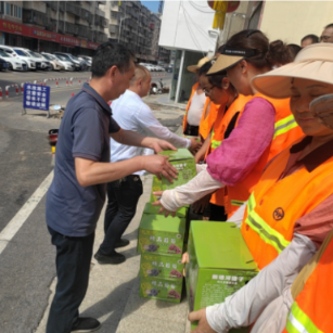 枫桥湖街道:暖心慰问送清甜 致敬辛劳环卫工