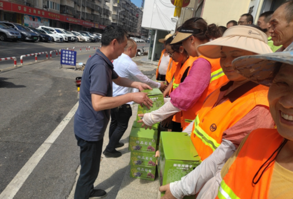 枫桥湖街道：暖心慰问送清甜  致敬辛劳环卫工