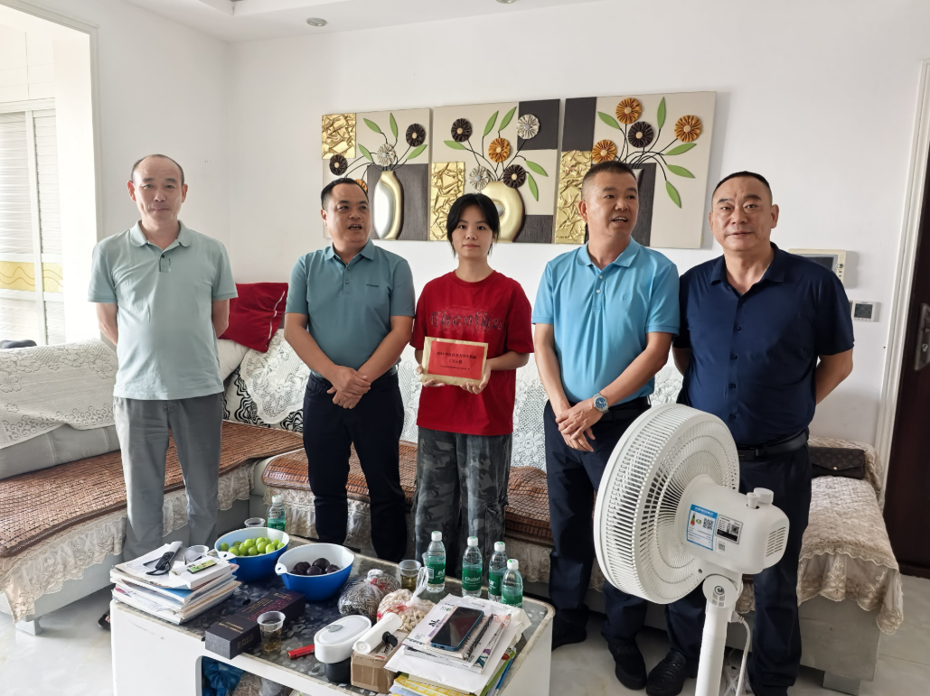 情系学子 寄望未来——梅溪街道慰问荣录清华优秀学子