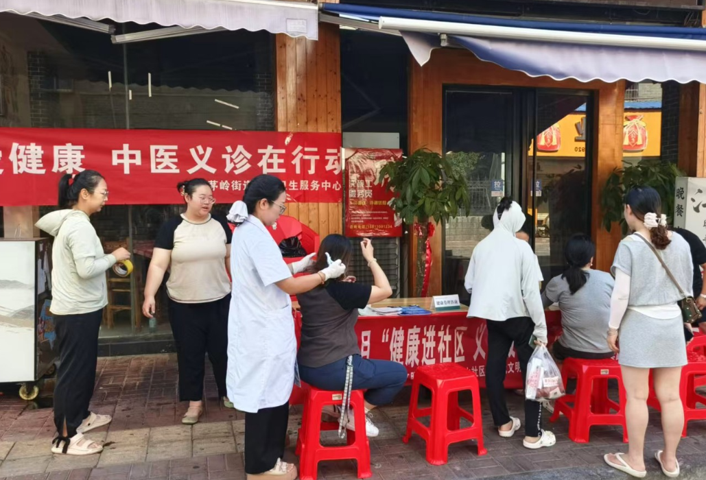 健康服务进社区  义诊活动暖民心