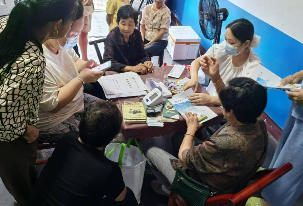 郭镇乡卫生院：家庭医生签约服务进村入户，筑牢村民健康“第一道防线”