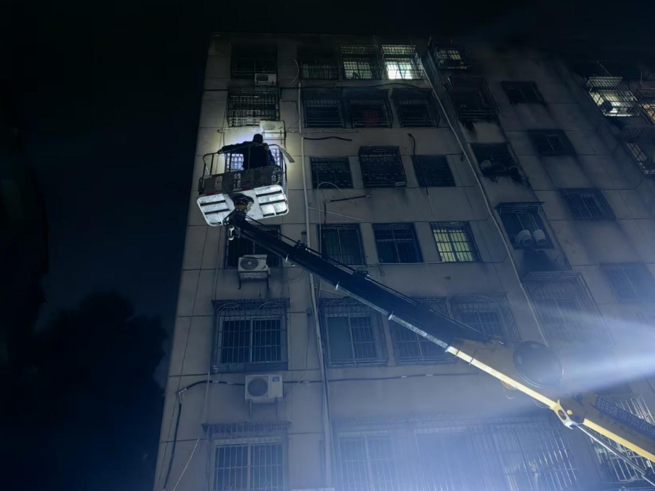 鹗西路社区：五楼雨棚摇摇欲坠 网格员多方协调深夜排险