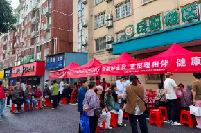 桑榆映金秋 重阳暖相伴——岳阳楼区第二人民医院开展义诊活动