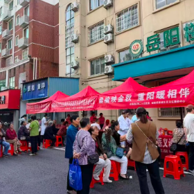 桑榆映金秋 重阳暖相伴——岳阳楼区第二人民医院开展义诊活动