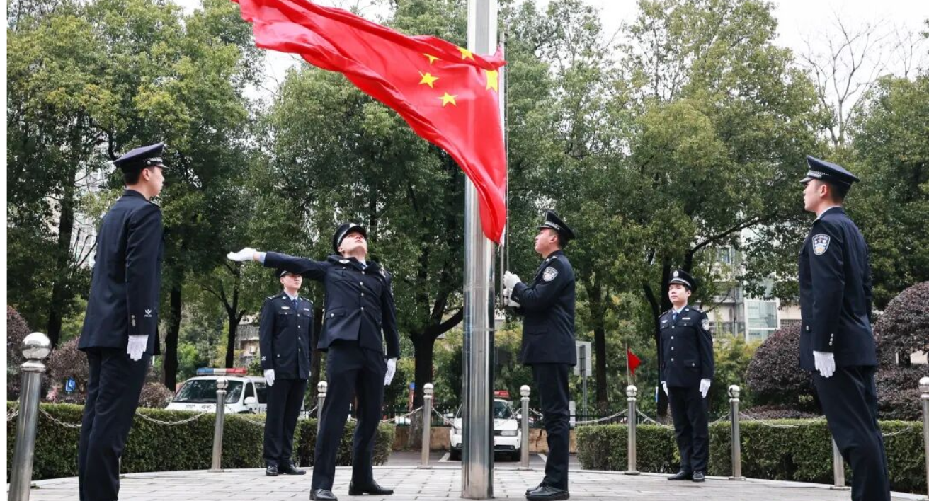 擎旗奋进启新程 忠诚履职护平安