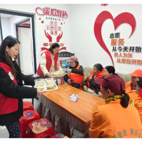 梅溪桥社区开展“浓情元宵·暖心相伴”关爱环卫工人活动