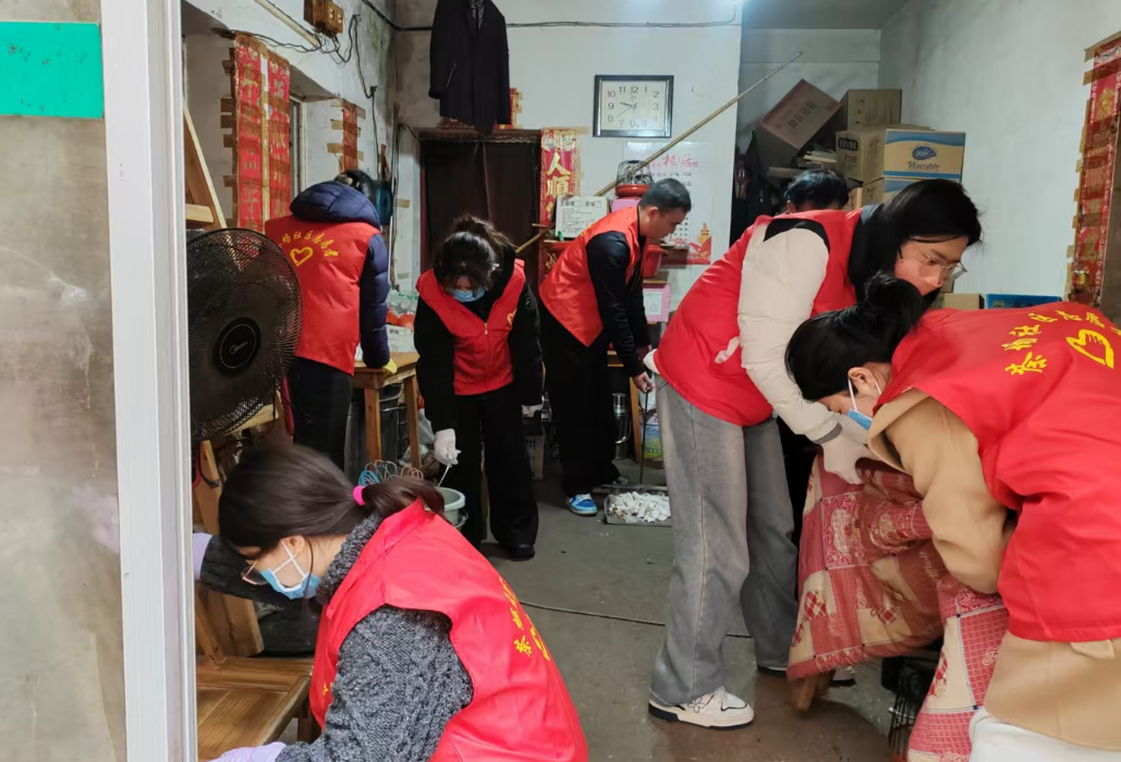 通海路管理处：学雷锋见行动，情暖空巢献爱心