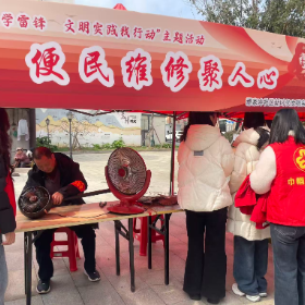 鄢家冲社区:便民维修暖人心 雷锋精神代代传