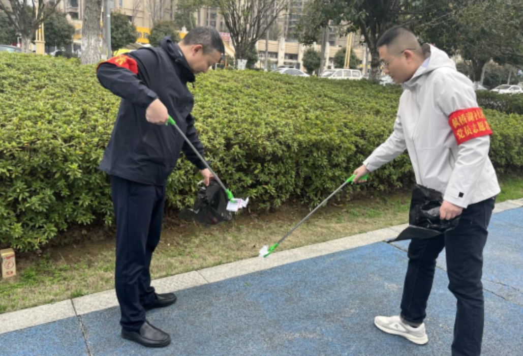 枫桥湖社区：携手清扫湖畔线  共筑社区生态美