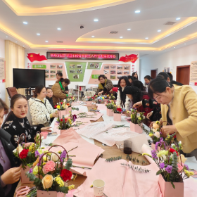 邻里巾帼情 共庆三八节——羊角山社区开展妇女节插花活动