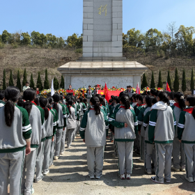 岳阳市烈士陵园迎来祭扫高峰