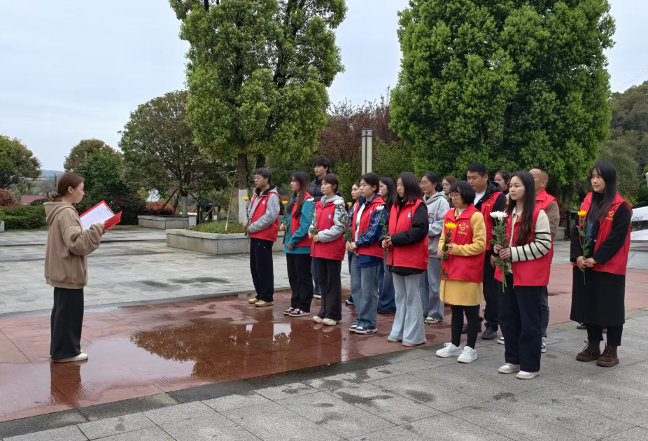 清明祭英魂，青春承壮志——郭镇乡与岳阳职院师生赴烈士陵园开展清明祭扫活动