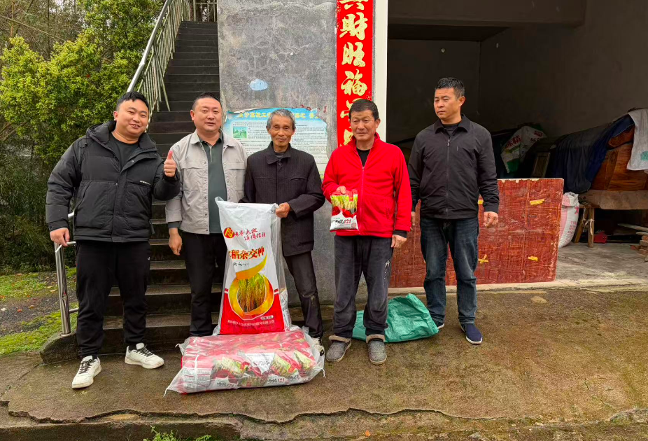 冒雨送种暖民心 科技助农促春耕