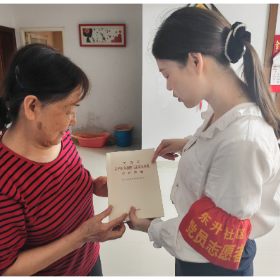东升社区开展“送书上门暖民心 移风易俗树新风” 志愿服务活动