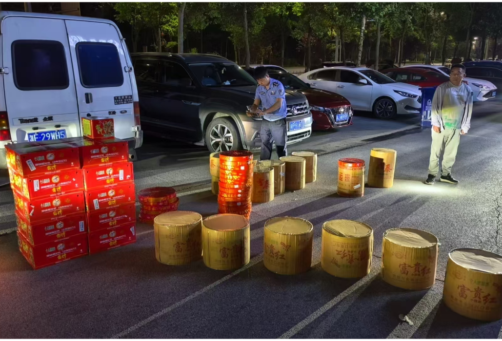 非法储存烟花爆竹26件 岳阳楼区一丧葬用品店被查