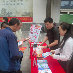 “典”亮街头 法润民心——吕仙亭司法所走进洞庭南路开展民法典宣传