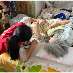 梅溪桥社区开展智慧助老志愿服务活动