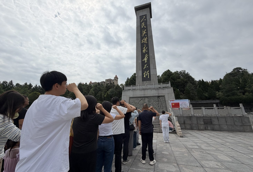 追寻平江起义红色足迹 淬炼实干担当清运队伍 ——城市垃圾清运所开展红色主题党日活动