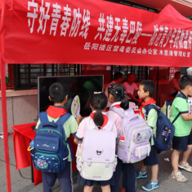 筑牢安全防线 护航青春成长——木里港管理处在实验学校开展综合宣传活动