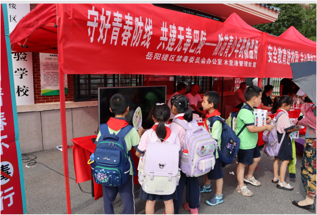 筑牢安全防线 护航青春成长——木里港管理处在实验学校开展综合宣传活动