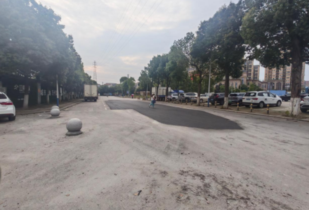 为民解忧办实事  塌陷路面焕然一新