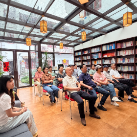 雨润初心,忧乐为民——岳阳楼社区党员群众收看庆祝建党105周年大会