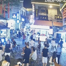 夏夜里的执着 警民情的传递