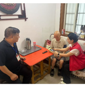 家医扫楼守健康,党员干部做示范—岳阳楼区第二人民医院、城陵矶街道社区卫生服务中心开展家庭医生签约“扫楼”专项行动