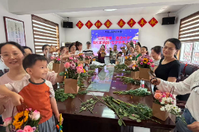 东风湖社区开展“以花寄情，遇见七夕”--“我们的节日·七夕节”手工活动
