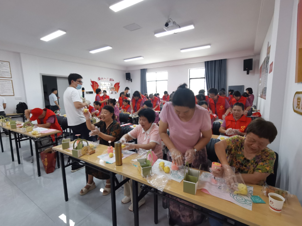 长鑫社区：“纤手弄巧 糕点传情”七夕节主题活动