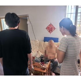 庙前街社区走访回访暖人心关怀患病独居老人  