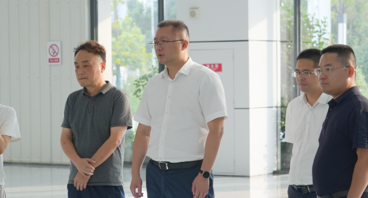 杨钦涵调研服务业重点企业