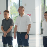 杨钦涵调研服务业重点企业