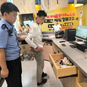 商场打烊他“上班”……