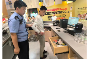商场打烊他“上班”……
