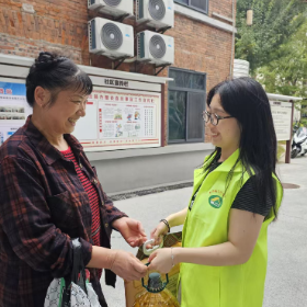 慈氏塔社区:情满中秋送暖意 关爱特扶困难家庭