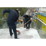 铲雪除冰保通畅 城管大队暖心护行