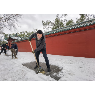 以“雪”为令 全员上阵铲雪除冰