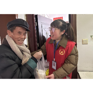 热腾腾的饭菜温暖独居老人