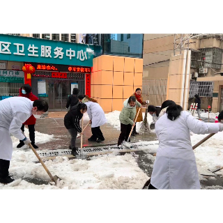 铲雪除冰保安全 医路畅通暖人心