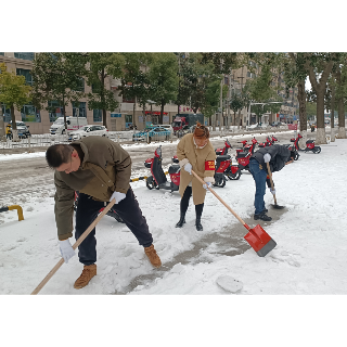 杨树塘社区:铲冰雪 保出行
