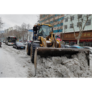 再战风雪 保障出行路