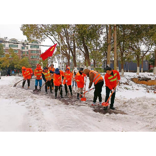 城陵矶新港区环卫所：铲雪除冰有速度 守护民生有温度